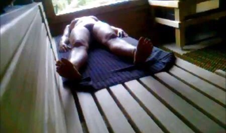 Ella trata porno romantico y suave a un miembro de una manera juguetona