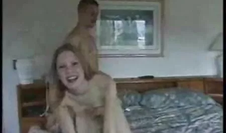 Mano acariciando la chica por un hombre grande llevarla al ver porno romantico orgasmo