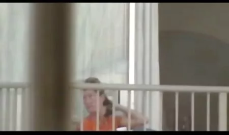 Máscara en la cara del hombre hizo el amor con sex videos romanticos una mujer madura en ambos.