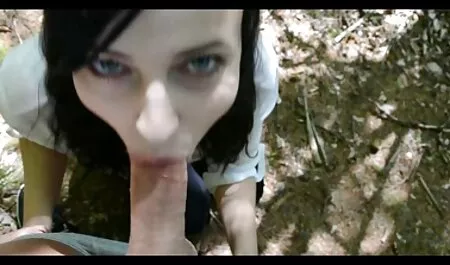Chica vertiendo cera porno casero romantico en su pecho
