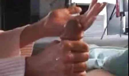 Las mujeres porno suave romantico posan frente a la cámara.