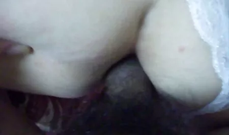 Un hombre mirando debajo de serviporno romantico una falda corta