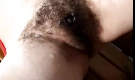 Cuero se inclina sobre una xxx video romantico pelirroja para el sexo y el afeitado
