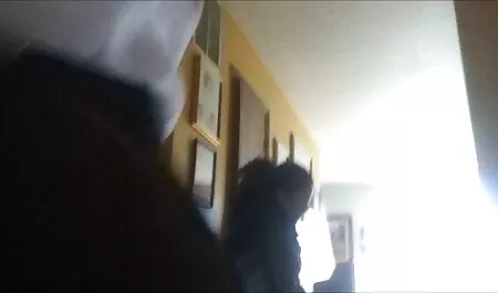 La chica free porn romantico entró en la cabaña y sopló a través del agujero en la pared