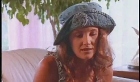 Pelirroja porno romantico y suave nena es forzado por un extraño hombre