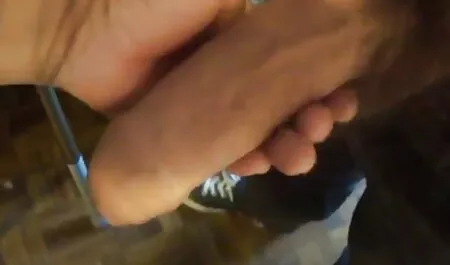 Vecino delgado frota el cuerpo desnudo en los genitales del hombre de 18 años porno romantico hd
