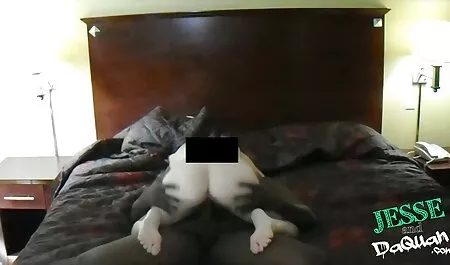 Madre hablando con porno suave y romantico su marido en el teléfono y el chico es