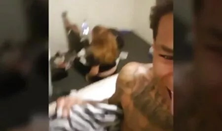 Chica solitaria primera vez tratando porn romantico de puño