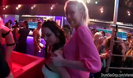 Tres personas en forma de dos toros jóvenes en la porno romantico y suave playa,