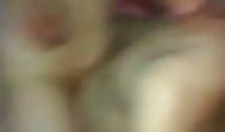 Un gran número de hombres, una rubia xxxx romantico en cada agujero