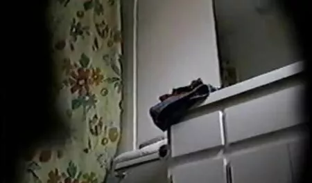 Las niñas se traen entre sí con vídeos porno romanticos la polla acariciando