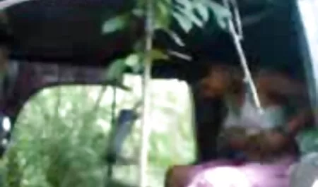 Los mejores amigos deciden ver videos de sexo romantico probar el sexo por primera vez