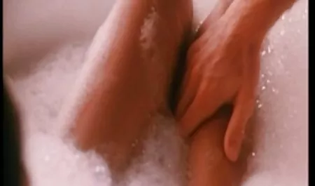 Poco de atención en ella, ella toca videos xxx románticos su coño maduro