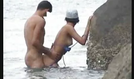 Chica esbelta bastante llevada videos xxx románticos con el grupo con sus compañeros de clase