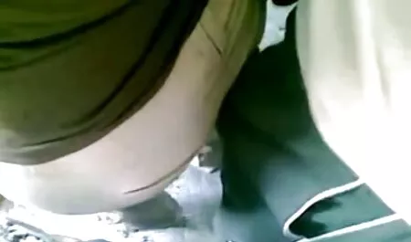 Viejo videosxxx romanticos hombre piercing boca de un joven asiático