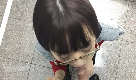 Glamorosa chica videos romanticos xx en joyería masturbándose y gimiendo