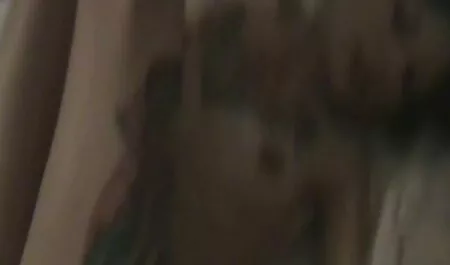 Modelo porno románticos Webcam con tatuajes mostrando su cuerpo para usar bongakams