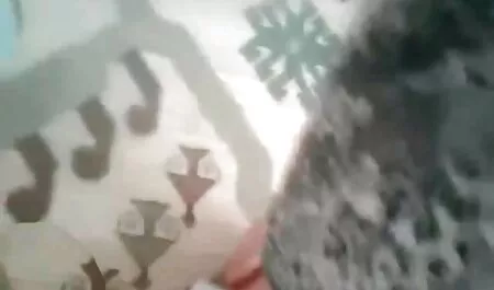 Director con corbata y secretaria cosida después de una jornada videos romanticos y eroticos laboral